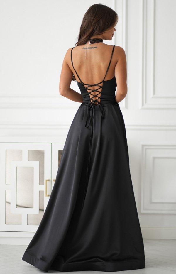 Połyskująca długa suknia wieczorowa z wiązaniem gorsetowym czarna tył