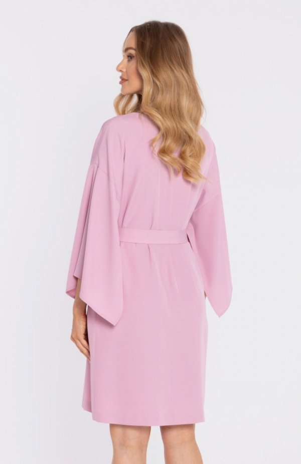 Moe sukienka z szerokimi rękawami i paskiem pudrowa M908 tył