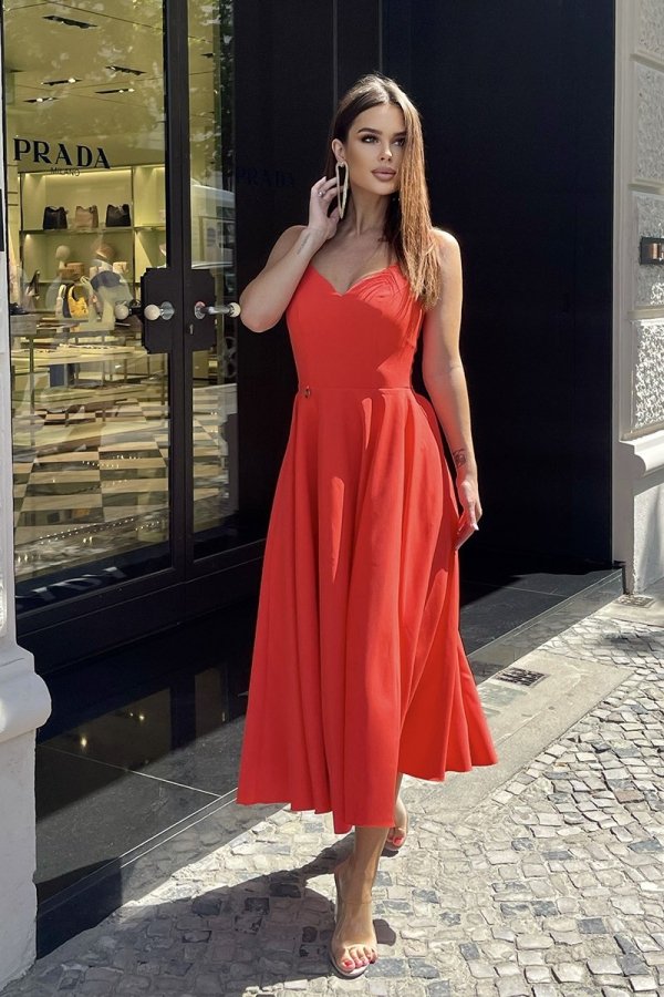 Czerwona rozkloszowana sukienka midi 244-02 przód