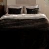 Schwarzes Schlafzimmer-Set Colet – 2 Kissen + Tagesdecke.