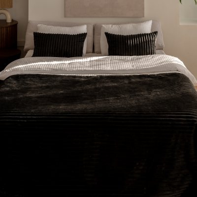 Schwarzes Schlafzimmer-Set Colet – 2 Kissen + Tagesdecke.