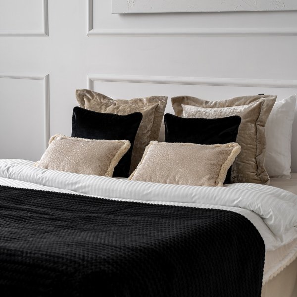 Creme-Schwarzes Set aus 6 dekorativen Kissen für das Schlafzimmer, Scala + Tisimi.