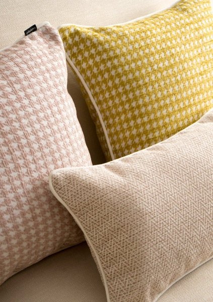 Żółto różowy zestaw poduszek dekoracyjnych