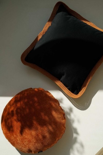 Czarno-rudy zestaw poduszek dekoracyjnych Tesse