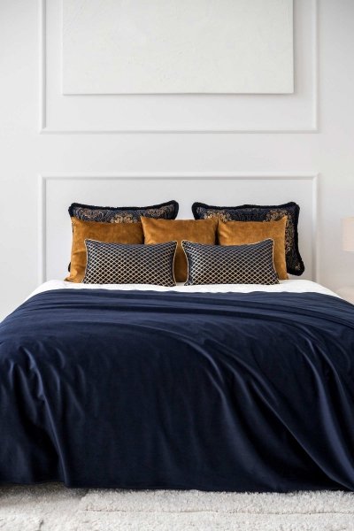 Granatowy zestaw 7 poduszek do sypialni dekoracyjnych Aurum  1