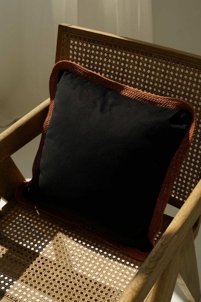 Tesse czarna poduszka dekoracyjna z rudą plecionką 50x40