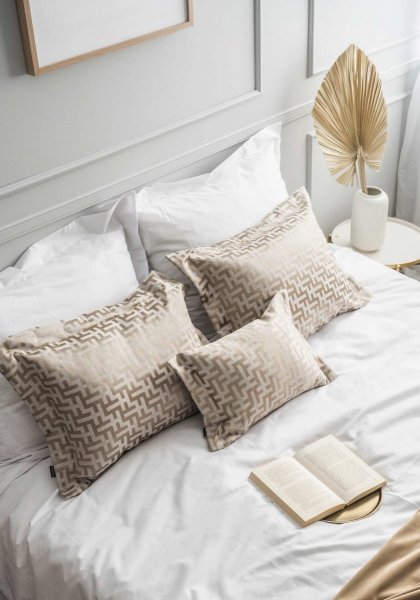Beżowy zestaw 3 poduszek dekoracyjnych do sypialni