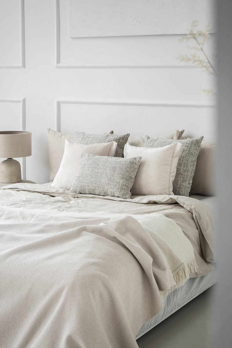 Creme-weißes Set mit 5 dekorativen Kissen für das Schlafzimmer