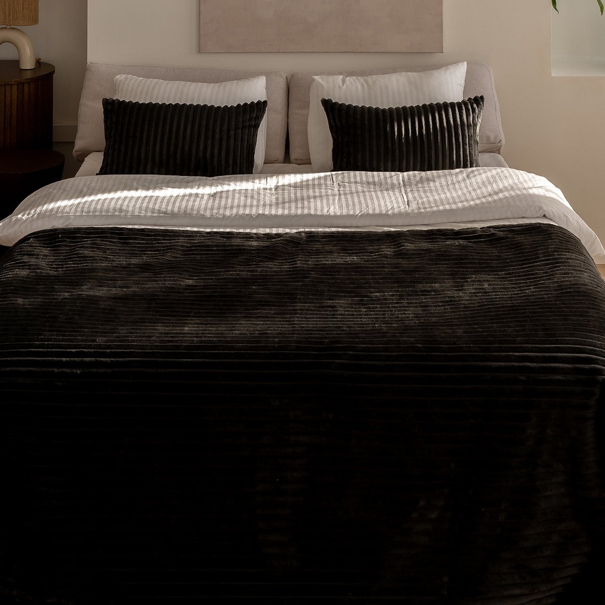 Czarny Zestaw do sypialni Colet 2 poduszki + narzuta