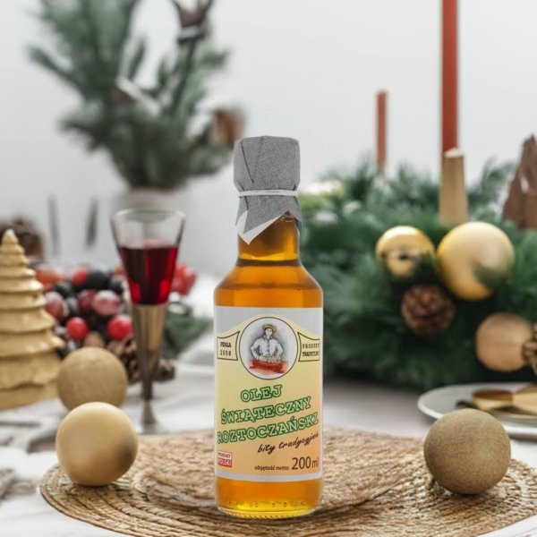 Olej świąteczny roztoczański 200 ml  bity tradycyjnie w świątecznej scenerii.