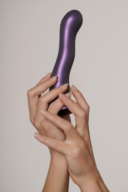 Ultra Soft Silicone Curvy G-Spot Dildo - 7&#039;&#039; / 17 cm