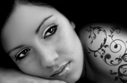Fototapeta ścienna - Piękna Kobieta, tatuaż - 175x115 cm