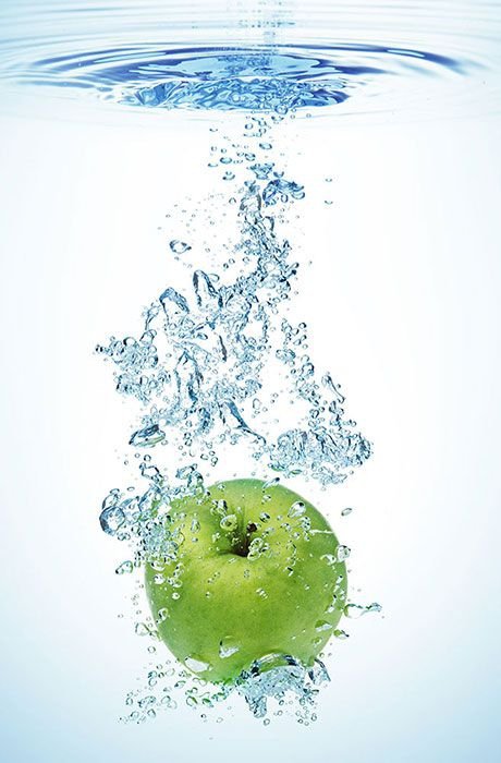 Fototapeta do kuchni - Zielone jabłko w wodzie -  115x175 cm
