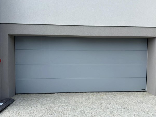 PROMOCJA dostępna OD RĘKI: Brama LPU 42 5300 x 2250 mm, Przetłoczenia L, Silkgrain, kolor RAL 7040 szary + prowadzenie N