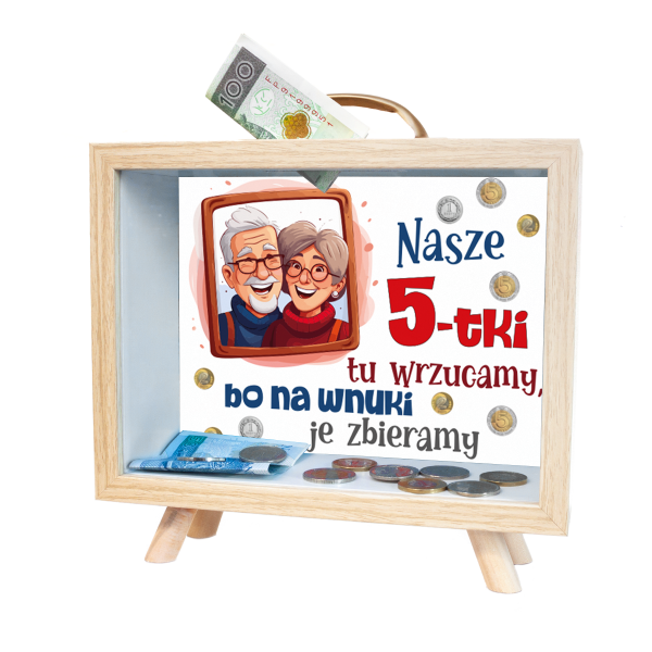 Skarbonka MDF z uchwytem &quot;Nasze 5-tki tu wrzucamy, bo na wnuków je zbieramy&quot;. 21x8x22 cm